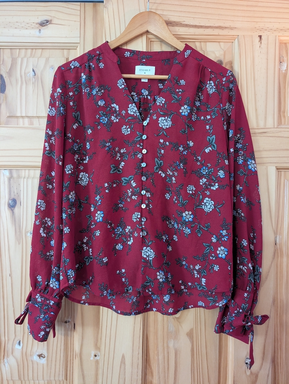 Everly Red/ Maroon Floral Long Sleeve Button-Front Blouse Tie Cuff Size Medium